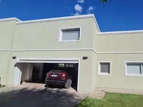 Casa en venta - 3 Dormitorios 3 Baños - Cocheras - 1.094Mts2 - Chivilcoy