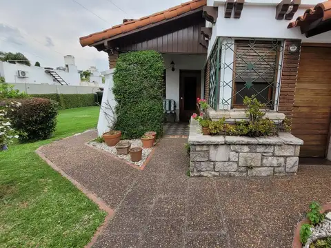 Casa 4 ambientes con pileta y parque en Venta - morón