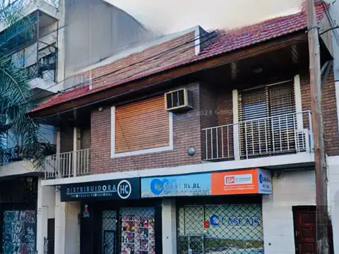 *PROPIEDAD COMPUESTA POR 5 UNIDADES FUNCIONALES: 2 LOCALES EN P.B. AL FRENTE, 2 DEPTOS. POR PASILLO AL CONTRAFRENTE Y 1 CASA EN 1º PISO *VENTA EN BLOCK *VENTA DIRECTA