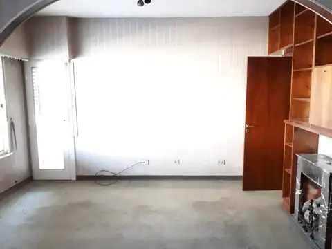 *PROPIEDAD COMPUESTA POR 5 UNIDADES FUNCIONALES: 2 LOCALES EN P.B. AL FRENTE, 2 DEPTOS. POR PASILLO AL CONTRAFRENTE Y 1 CASA EN 1º PISO *VENTA EN BLOCK *VENTA DIRECTA