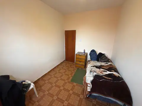 CASA EN VENTA DE 5 AMBIENTES EN MORENO PATIO