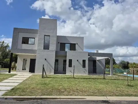 Casa en venta en Santa Elisa con pileta