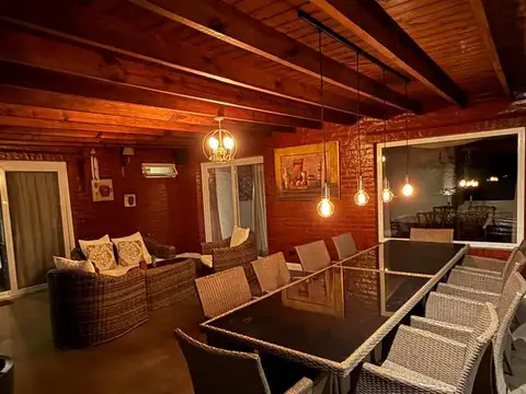 Casa en Venta con 2 cocheras