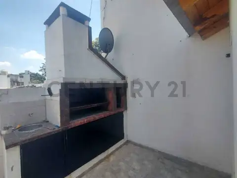 Excelente PH en Venta 4 Ambientes , Ubicado en Villa Real Tipo Casa, 2 Plantas . ( CONTRA FRENTE )