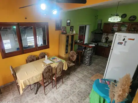 Casa 7 ambientes con 2 baños