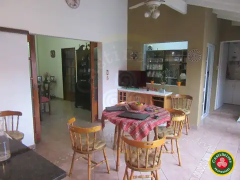 Casa 9 ambientes con 4 baños