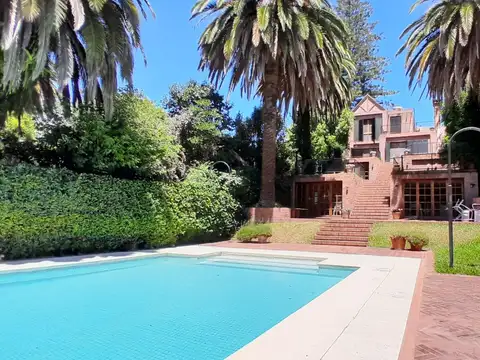 Chalet en venta en Martinez de Libertador al Rio, 2300M2 en barranca, calle muy privada.