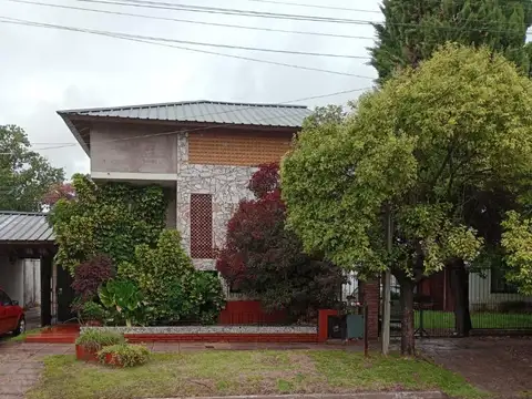 AMPLIA CASA 3 DORMITORIOS, GARAGE 3 VEHICULOS Y DEPENDECIA