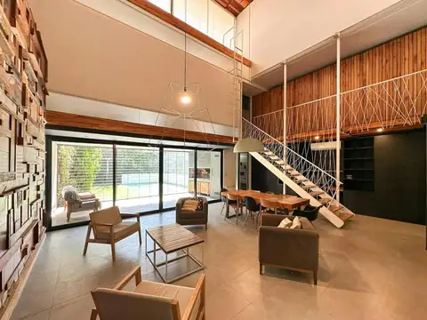Casa de 3 dormitorios con 2 cocheras, jardín y pileta en Echesortu