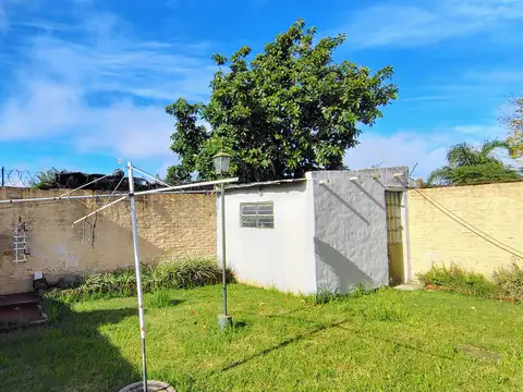 Casa 7 ambientes con 2 baños