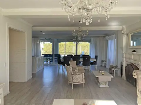 Casa en Venta con 2 cocheras
