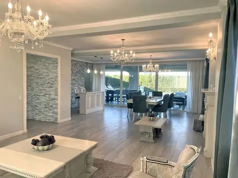 Casa 7 ambientes con 5 baños