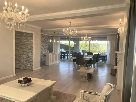 Casa en Venta con 2 cocheras