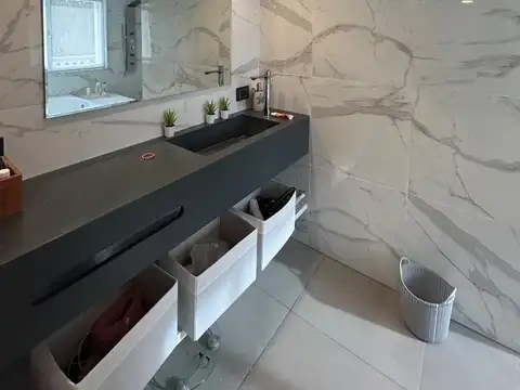 Casa 6 ambientes con 5 baños