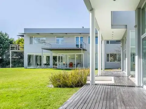 Casa 7 ambientes con 4 baños