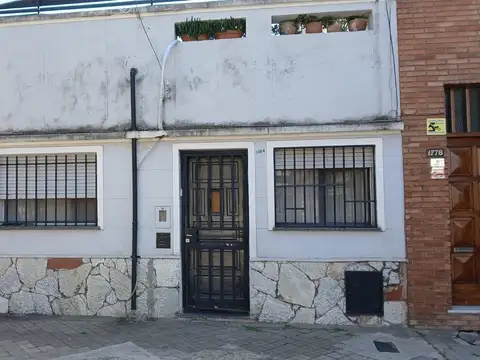 Casa al frente dos dormitorios en Barrio Hospitales