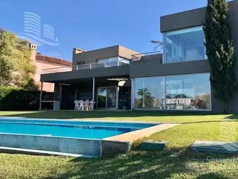 Venta de hermosa casa en Barrio Castores fondo al lago con pileta y 4 dormitorios