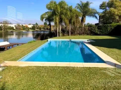 Venta de hermosa casa en Barrio Castores fondo al lago con pileta y 4 dormitorios