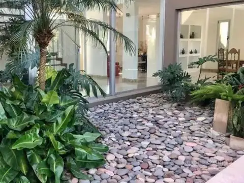 Venta de hermosa casa en Barrio Castores fondo al lago con pileta y 4 dormitorios