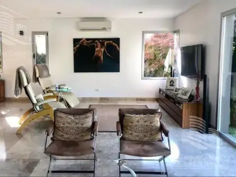 Venta de hermosa casa en Barrio Castores fondo al lago con pileta y 4 dormitorios