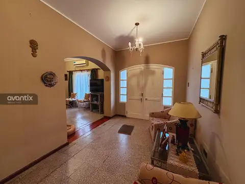 Casa 6 ambientes con 2 baños