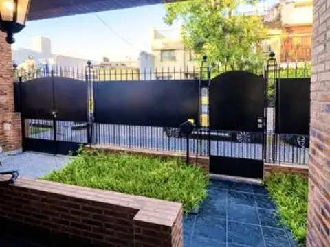 Casa 3 ambientes en venta c/cochera, Barrio Naón!