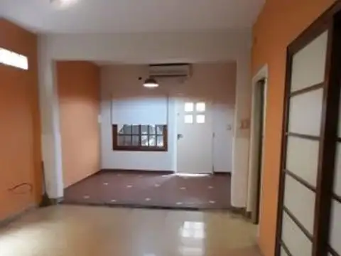 Casa de 4 ambientes en excelente estado