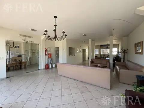 Venta Local de 1.105 m2 con estacionamiento propio en Berazategui