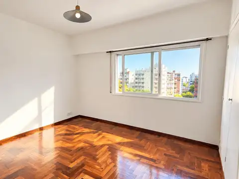 Departamento tres ambientes en excelente estado- con espacio guardacoche