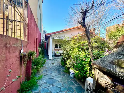 San Isidro: Chalet a 2 Cuadras de Avenida. Lote de 23x10 en Una Planta. 3 Dormitorios. Jardín.