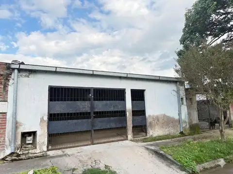 Casa de 1 dormitorio a restaurar en terreno de 239 m2, Barrio 390 Viviendas, Jujuy al 4000, SMT