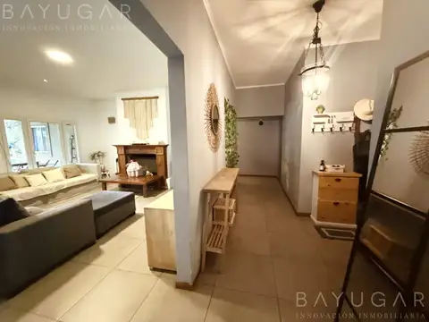 Casa en Venta con 3 cocheras