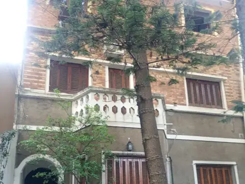 PH  1° PISO x escalera, 2 DORMITORIOS, BALCÓN Y BALCÓN TERRAZA, INMEJORABLE UBICACIÓN. SIN EXPENSAS