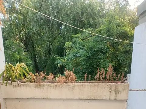 PH  1° PISO x escalera, 2 DORMITORIOS, BALCÓN Y BALCÓN TERRAZA, INMEJORABLE UBICACIÓN. SIN EXPENSAS