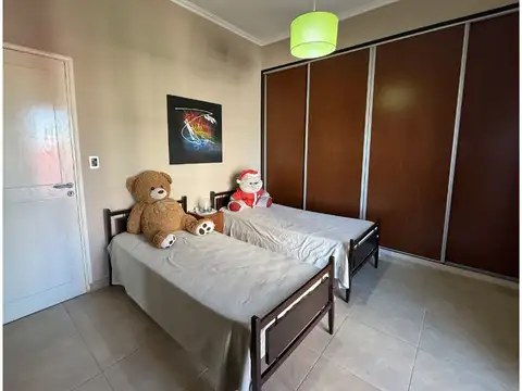 Casa 6 ambientes con 2 baños