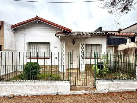PH al frente de 3 ambientes con Jardin