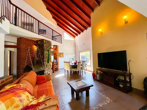 Casa en Venta con 2 cocheras