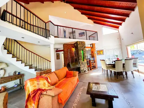 Casa 10 ambientes con 4 baños