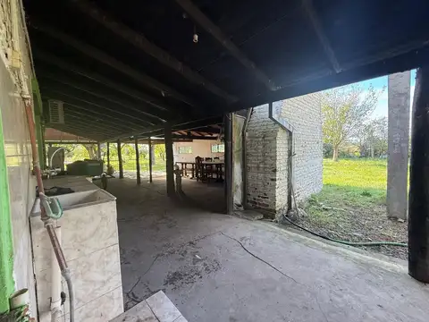 Casa 9 ambientes con 2 baños