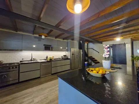 Casa en Venta con 3 cocheras