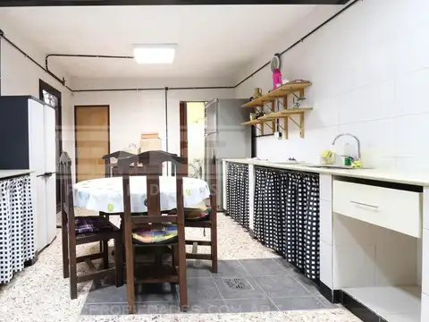 Casa 4 ambientes con 2 baños