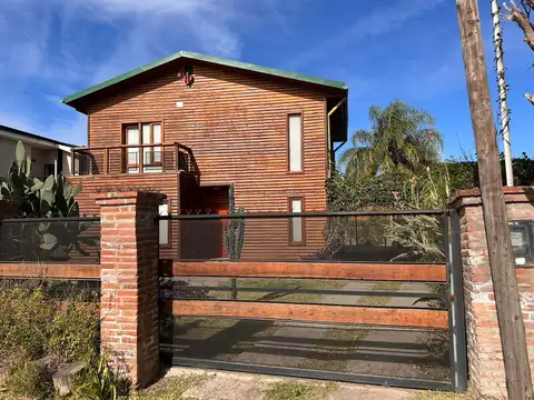 Casa 4 dormitorios en Las Acacias, acepta permuta