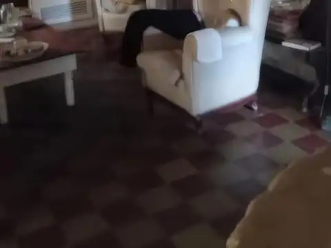 Casa 9 ambientes con 2 baños