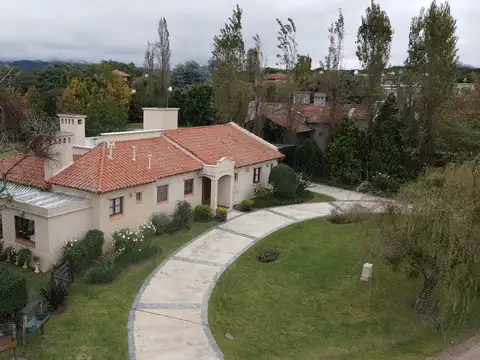 Casa en Venta con 2 cocheras