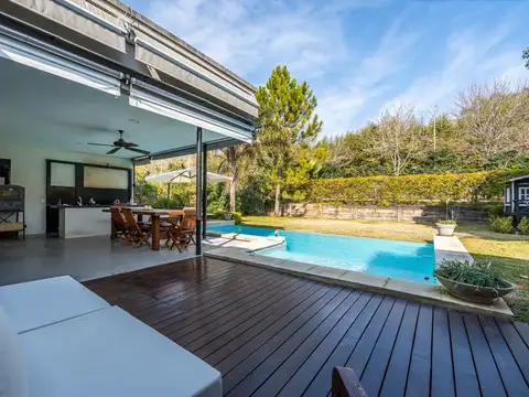 Casa en Venta con 2 cocheras