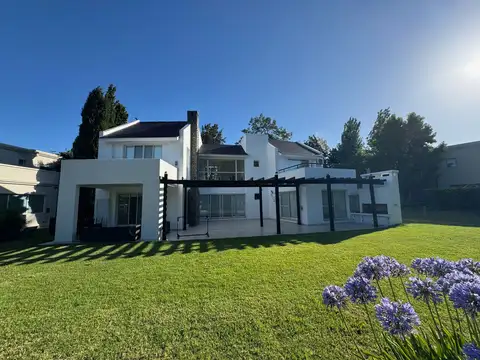 VENTA CASA COUNTRY ABRIL EL HIPICO 5 AMB. PISCINA