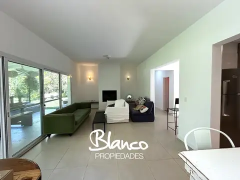 Casa en Alquiler con 2 cocheras