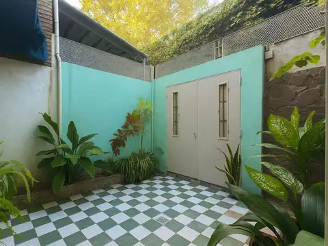 Casa 8 ambientes con 2 baños