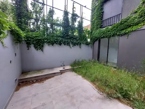 Amplio con Jardín propio, 2 dormitorios,  a estrenar