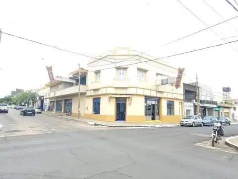 Locales comerciales con departamentos en planta alta